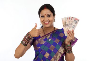 Hint para birimi tutan mutlu genç geleneksel kadın