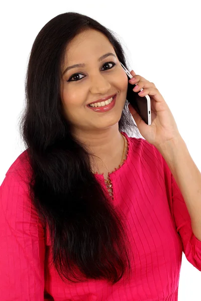 Šťastná mladá žena mluví na mobilním telefonu — Stock fotografie