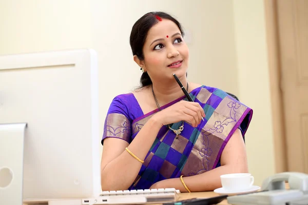 Feliz mujer de negocios tradicional india en el escritorio de la oficina —  Fotos de Stock