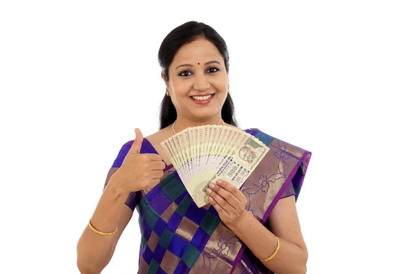 Glückliche junge traditionelle Frau im Besitz der indischen Währung — Stockfoto