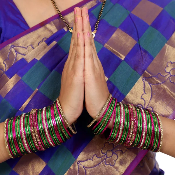 Mujer india tradicional saludo Namaste —  Fotos de Stock