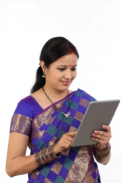 Традиционная индийская домохозяйка с помощью планшетного компьютера — стоковое фото