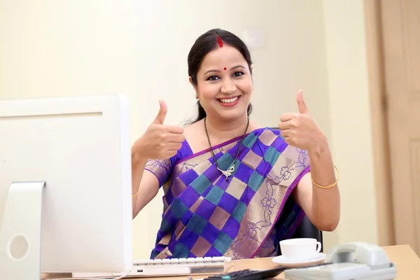 Éxito tradicional india mujer haciendo pulgares hacia arriba gesto —  Fotos de Stock