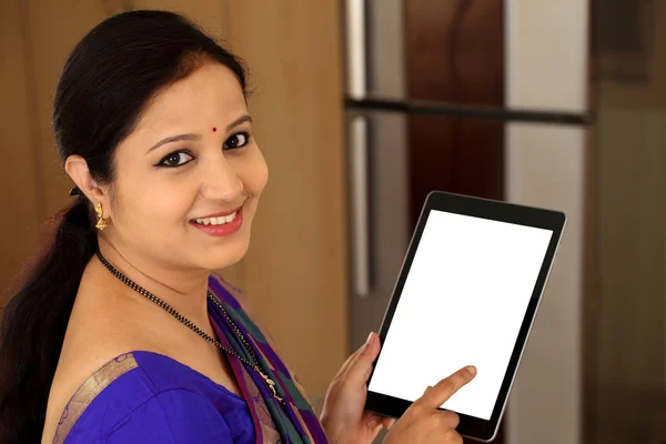 Evde tablet bilgisayar kullanan geleneksel Hint kadın