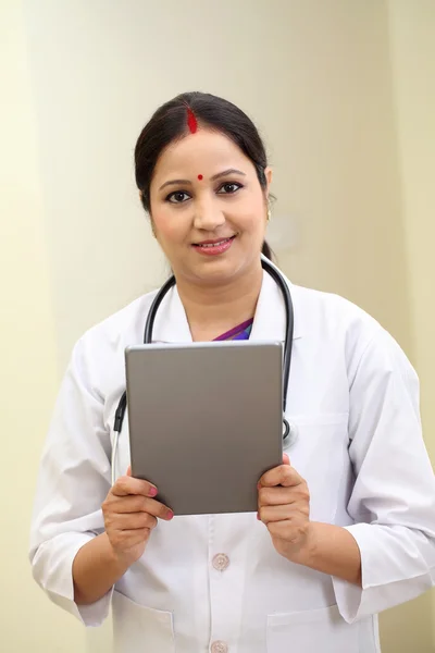 Tradicional jovem médico segurando tablet computador — Fotografia de Stock