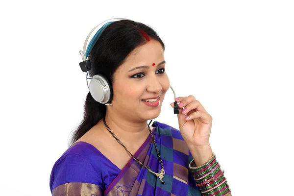 Traditionelle indische Geschäftsfrau mit Headset — Stockfoto