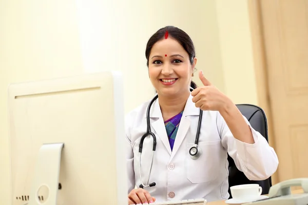 Jovem médico tradicional do sexo feminino fazendo polegares até gesto — Fotografia de Stock