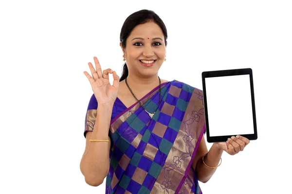タブレット コンピューターを使用して伝統的なインドの女性 — ストック写真