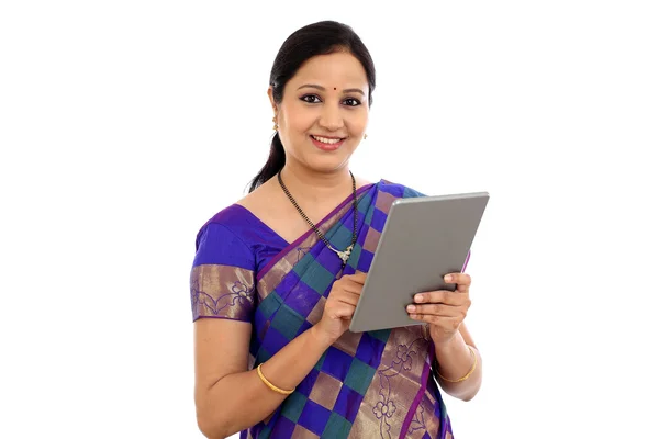 Традиционная индийская женщина с помощью планшетного компьютера — стоковое фото