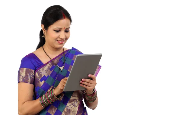 タブレット コンピューターを使用して伝統的なインドの主婦 — ストック写真