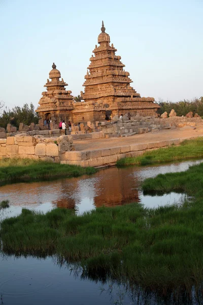 Berömda strand tempel med tusentals skulpturer - Shore tempel Unesco världsarvet i Mahabalipuram, Tamil Nadu, Indien — Stockfoto
