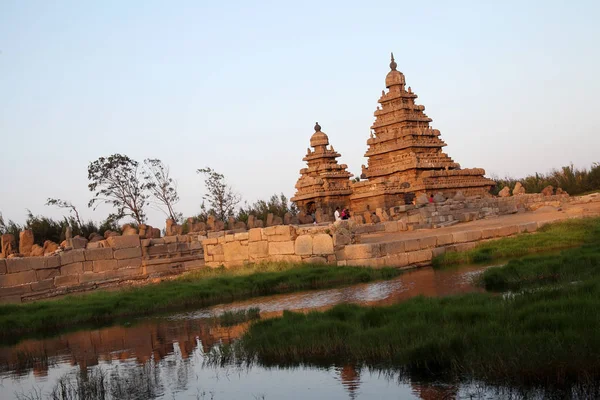 Famous shore temple with thousands of sculptures - Shore temple the UNESCO world heritage site in Mahabalipuram, Tamil Nadu, India — Stock Photo, Image