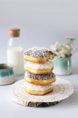 Bir grup jöleli çörek. Çok renkli kremalı donutlar.