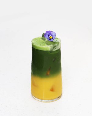 Beyaz arka planda, kibritli tropikal kokteyl. 