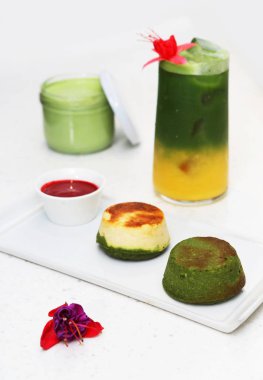 Kahvaltı masası. Cheesecake ve matcha içecekleri.