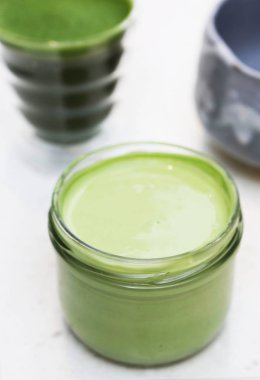 Kirazlı yoğurt çölü, beyaz arka plan.