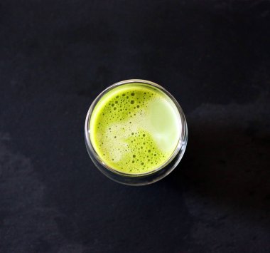 Siyah arkaplanda kibrit yeşil çay