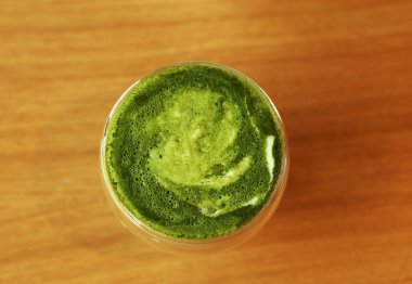 Yeşil çayın üst manzarası Bardakta eşleşiyor