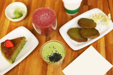 Yeşil çay bardakta ve tatlıda eşleşiyor.