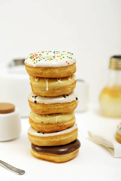 유약을 도넛들 색깔의 거품이 — 스톡 사진