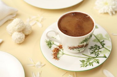 Masada bir fincan kahve ve şeker var.