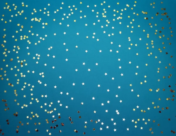 金の星と抽象的なお祝いの青の背景 その上に輝く星と祭りの紙の背景 ロイヤリティフリーのストック画像
