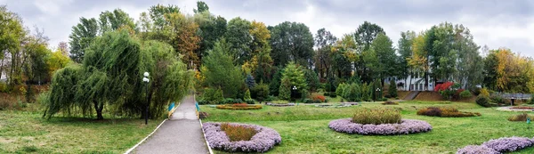 Krásný podzimní panorama park s řadou světlých barev — Stock fotografie
