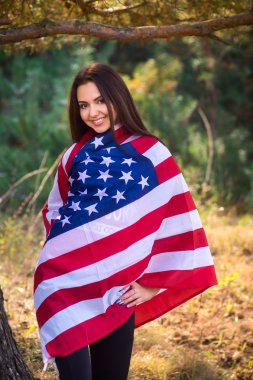 Güzel model yaz parkta ABD bayrağı ile poz veriyor