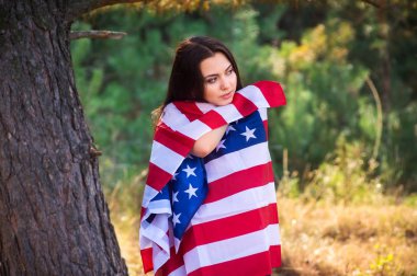 Güzel model yaz parkta ABD bayrağı ile poz veriyor
