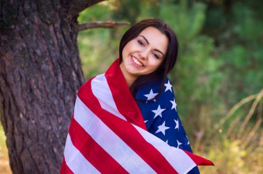 Güzel model yaz parkta ABD bayrağı ile poz veriyor