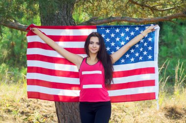 Güzel model yaz parkta ABD bayrağı ile poz veriyor
