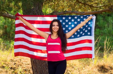 Güzel model yaz parkta ABD bayrağı ile poz veriyor