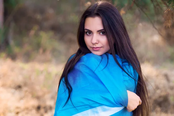 Modelo morena bonita posando em um parque com bandeira da Ucrânia — Fotografia de Stock