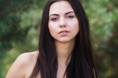 Zarif çekici esmer model iğne yapraklı Park siyah elbise poz