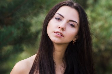 Zarif çekici esmer model iğne yapraklı Park siyah elbise poz