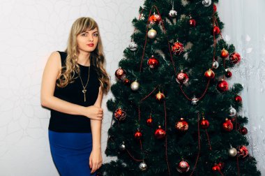 Bir Noel ağacı yakınındaki güzel sarışın.