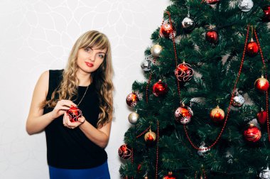 Bir Noel ağacı yakınındaki güzel sarışın.