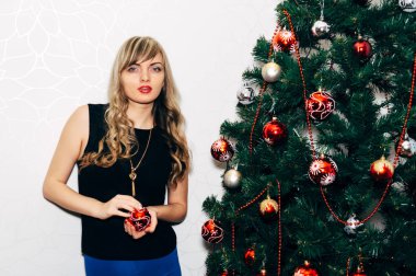 Bir Noel ağacı yakınındaki güzel sarışın.