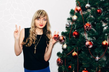 Bir Noel ağacı yakınındaki güzel sarışın.