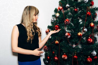 Bir Noel ağacı yakınındaki güzel sarışın.