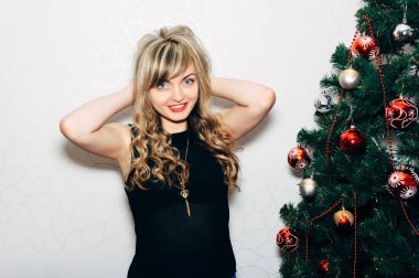 Bir Noel ağacı yakınındaki güzel sarışın.