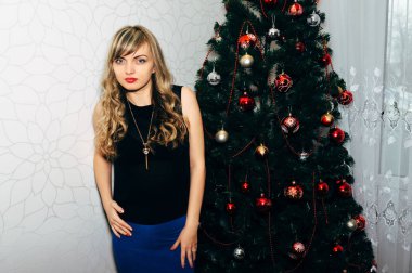 Bir Noel ağacı yakınındaki güzel sarışın.