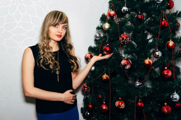 Bir Noel ağacı yakınındaki güzel sarışın.