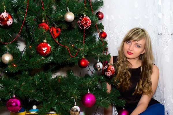 Krásná blondýna u vánočního stromu. — Stock fotografie