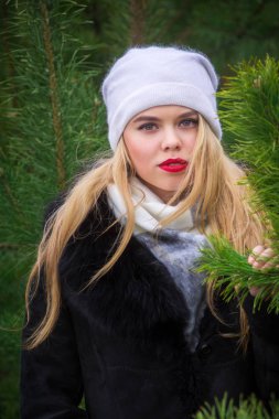 Çamlar içinde poz kadın