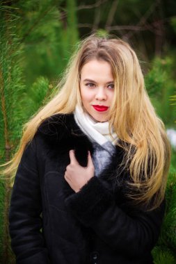 Çamlar içinde poz kadın