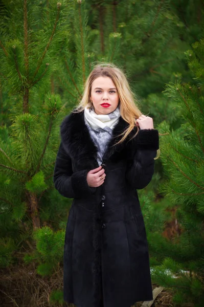 Vrouw poseren in de dennen — Stockfoto