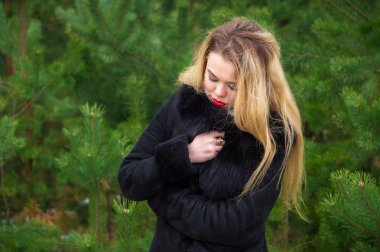 Çamlar içinde poz kadın