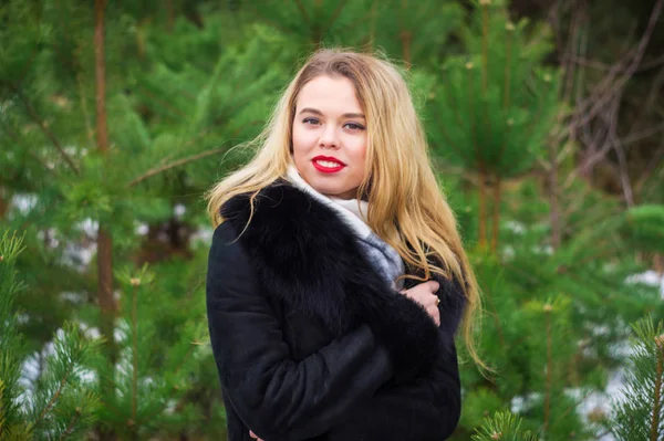 Çamlar içinde poz kız