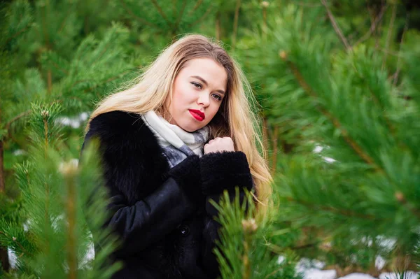 Çamlar içinde poz kız